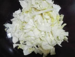 油锅烧热，将姜末、蒜末爆香，把圆白菜放入锅中爆炒