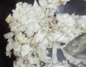 圆白菜炒断生后即可出锅