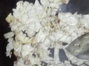 圆白菜炒断生后即可出锅