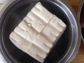 嫩豆腐用盐水泡10分钟左右