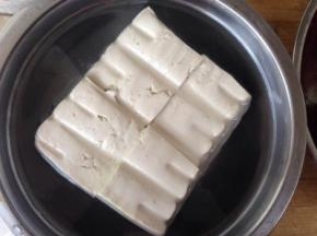 嫩豆腐用盐水泡10分钟左右