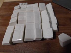 将嫩豆腐切成小块