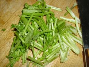 香菜洗干净切段，生姜用刀拍碎