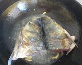 生姜下油锅炒香，将鱼头放入，中小火煎至两面金黄