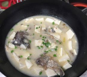 加入适量热水，大火煮开后放入嫩豆腐