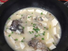 加入适量热水，大火煮开后放入嫩豆腐