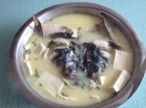 锅中汤色煮成奶白，放入适量盐调味，撒上香菜和葱增香即可出锅