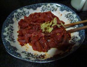 瘦肉洗干净切成丝，加入适量生粉、姜粒和豆瓣酱，腌制5-10分钟入味