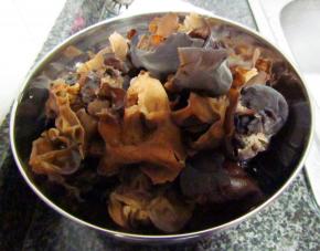 干木耳加清水泡发