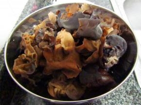 干木耳加清水泡发