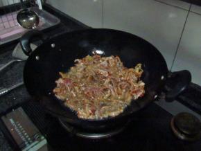 炒锅放油，油热后倒入腌好的瘦肉丝快速翻炒，肉丝变色装盘