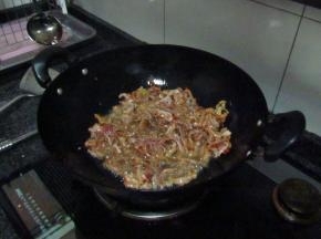 炒锅放油，油热后倒入腌好的瘦肉丝快速翻炒，肉丝变色装盘