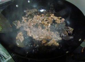 放入瘦肉丝和木耳混炒