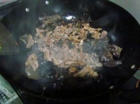 放入瘦肉丝和木耳混炒