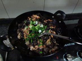 加入适量盐进行调味，翻炒1-2分钟撒上葱段即可出锅