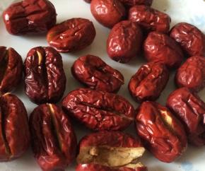 红枣泡在水中清洗干净，用刀在中间切开口子，取出枣核