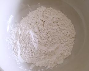 糯米粉准备好，加糖和开水和成面团备用