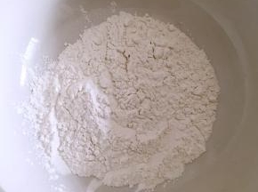 糯米粉准备好，加糖和开水和成面团备用
