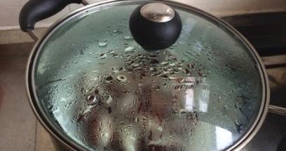 准备好的糯米红枣放入到蒸锅中