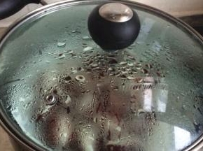 准备好的糯米红枣放入到蒸锅中