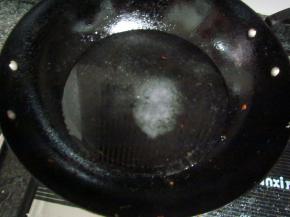 锅中加清水，放上适量盐