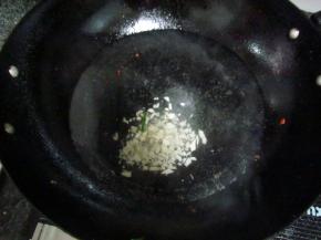 大蒜切末，放入锅中