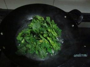 加盖大火煮开后放入油菜尖