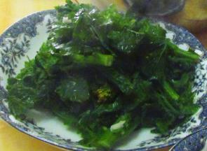 加盖煮5分钟左右，油菜尖煮熟后用筷子捞出装盘即可