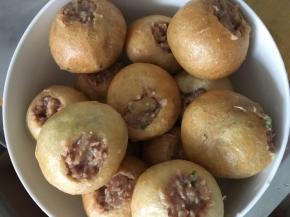 油面筋上端抠1个小孔，里面装上肉馅