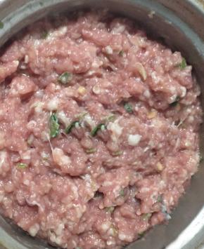 葱姜切成末准备好