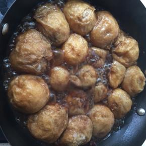 装好的油面筋放入锅内，加少量的水，生抽和糖