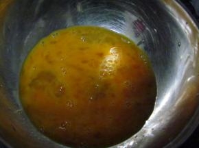 鸡蛋打散搅拌成蛋液