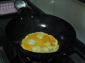 炒锅烧热，倒入食用油，烧热后关小火，放入姜粒，倒入蛋液，稍等片刻凝固后翻炒