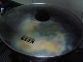 炒熟后放入适量清水和盐，加盖大火煮开