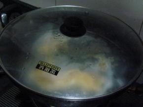 炒熟后放入适量清水和盐，加盖大火煮开