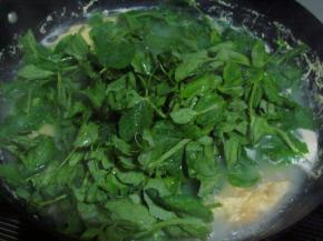 煮开后放入豌豆尖，继续加盖大火煮