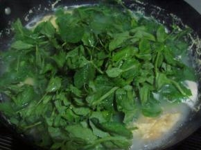 煮开后放入豌豆尖，继续加盖大火煮