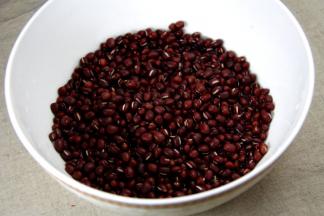 红豆洗净之后用水浸泡2个小时，百合和莲子洗净