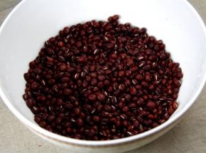 红豆洗净之后用水浸泡2个小时，百合和莲子洗净