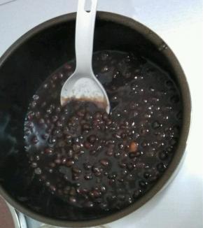 红豆浸泡过之后放入电压锅中，根据自己的口味加入适量的冰糖，煮熟