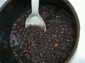 红豆浸泡过之后放入电压锅中，根据自己的口味加入适量的冰糖，煮熟