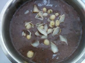 煮好的红豆沙加入莲子和百合，小火煮10分钟就可以了