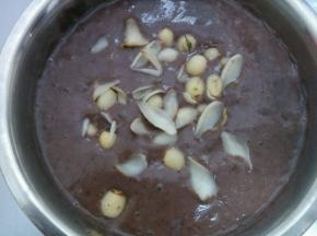 煮好的红豆沙加入莲子和百合，小火煮10分钟就可以了