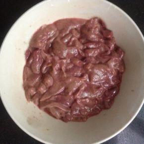 洗好的猪肝控干水分之后，倒入料酒，淀粉，放入葱姜抓拌均匀腌制30分钟