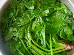 菠菜放入水中，焯水之后控干水分