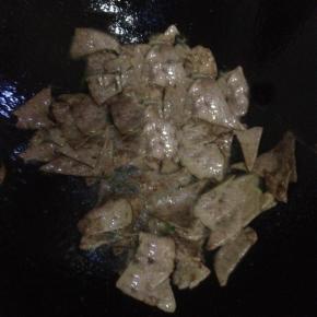 锅内放油，油热之后放入腌制好的猪肝大火爆炒至猪肝变色
