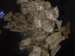 锅内放油，油热之后放入腌制好的猪肝大火爆炒至猪肝变色