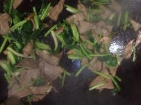 放入菠菜炒熟