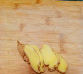 生姜洗净切成片状