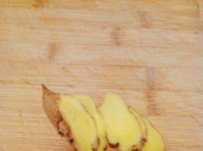 生姜洗净切成片状
